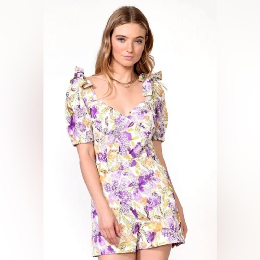 Adelyn Rae Gina Embroidered Eyelet bow tie puff sleeve‎ Romper size small new